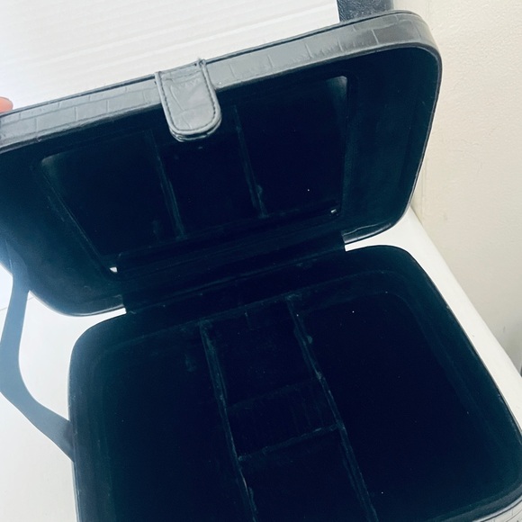 Snakeskin Top Handle TRAVEL JEWELRY CASE with Mirror and 5 Dividers. Black - Picture 8 of 16